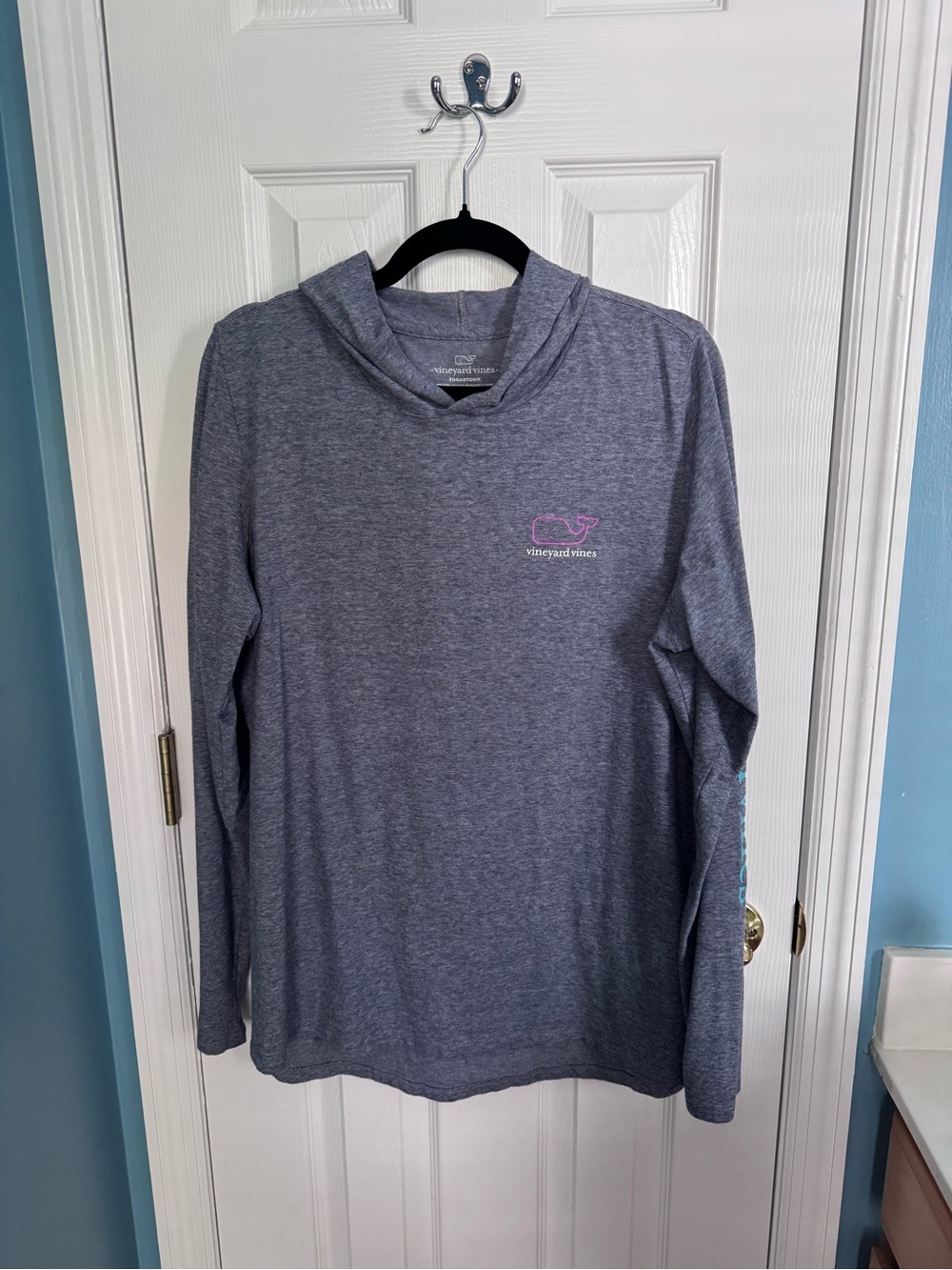 Vineyard Vines Women’s Heather Gray Long-Sleeve Hoodie with Pink Logo